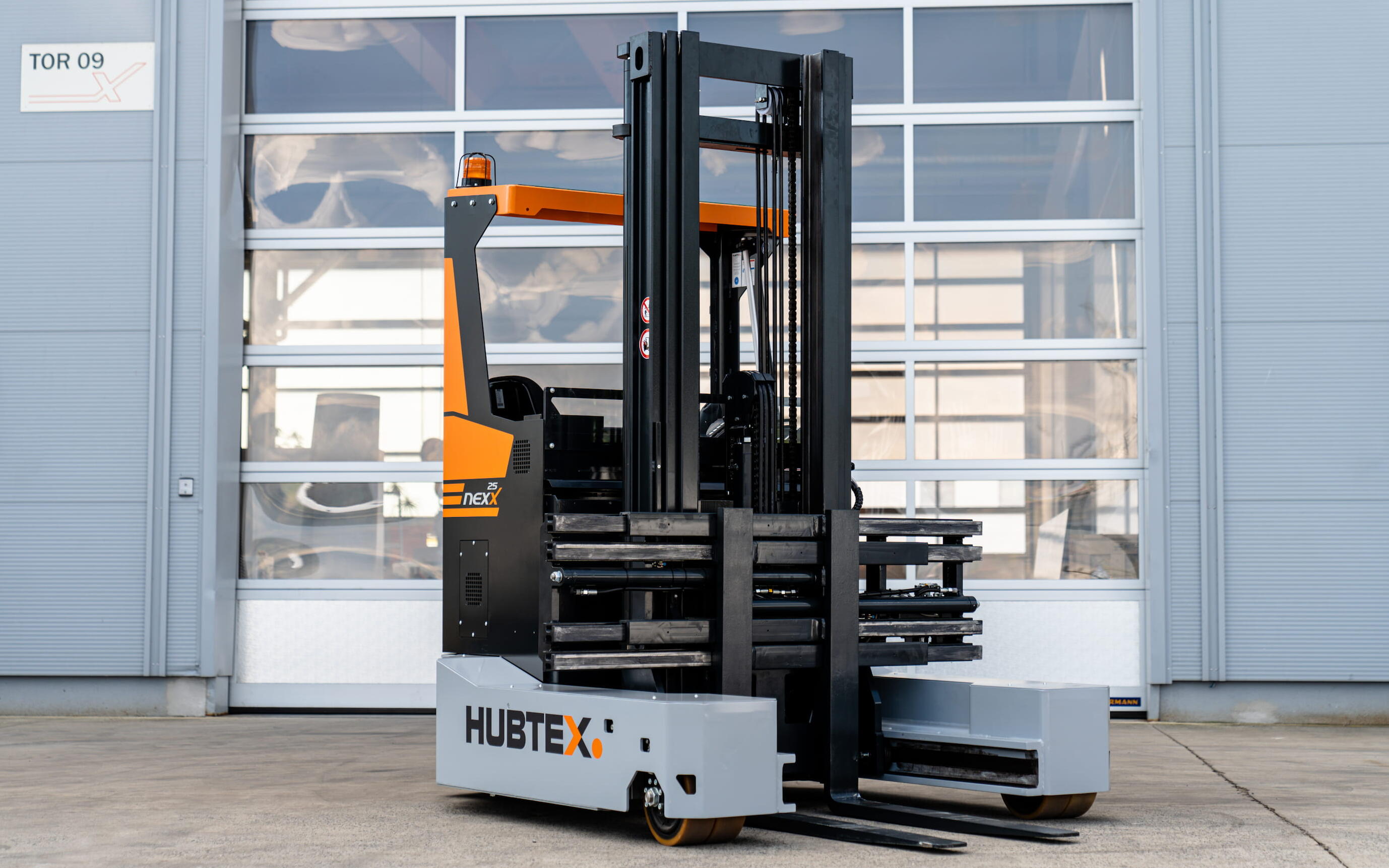 HUBTEX NexX 25 elektrische meerweg-reachtruck voor intern transport van lange en brede ladingen
