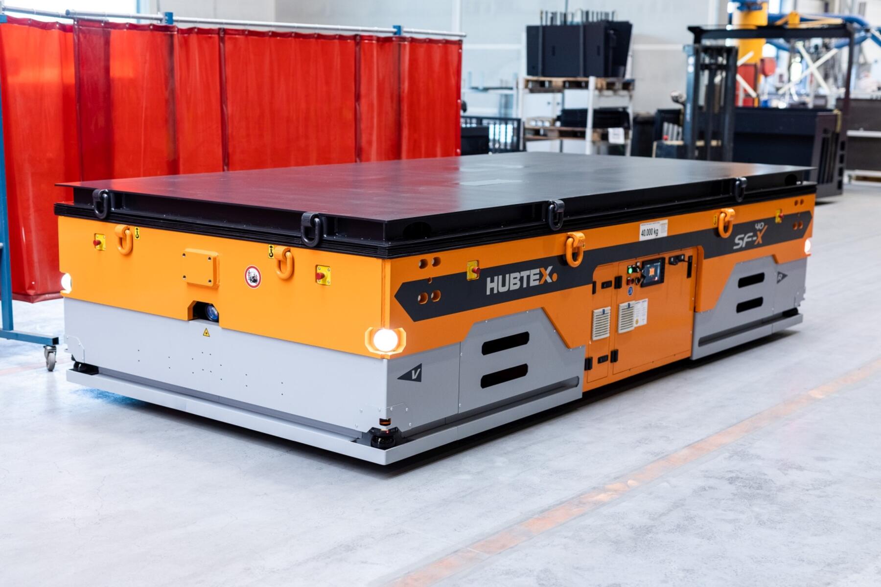 HUBTEX SFX platformwagen met afstandsbediening tijdens transport in productieomgeving