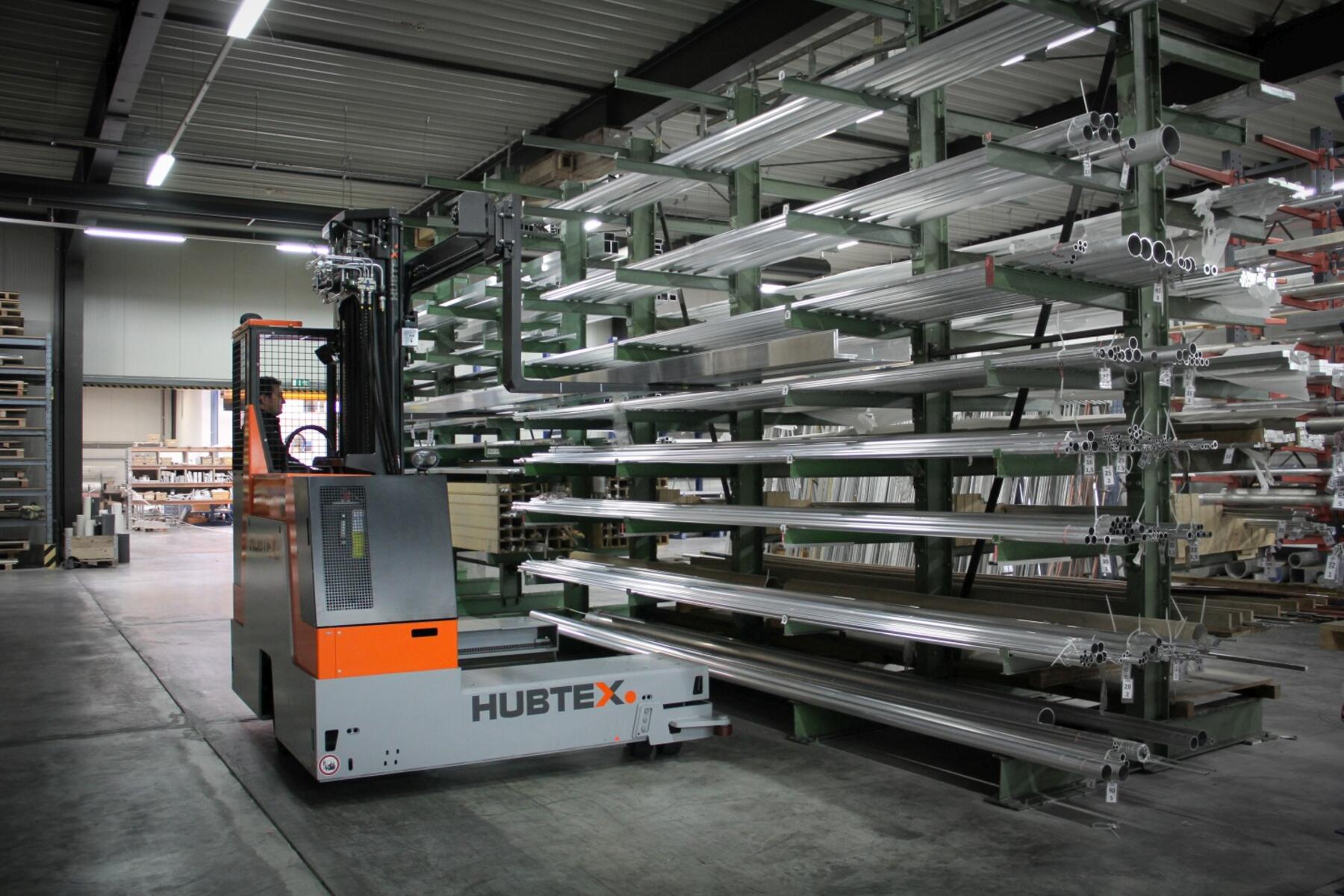 HUBTEX DS27 meerwegheftruck transporteert lange materialen in magazijnomgeving