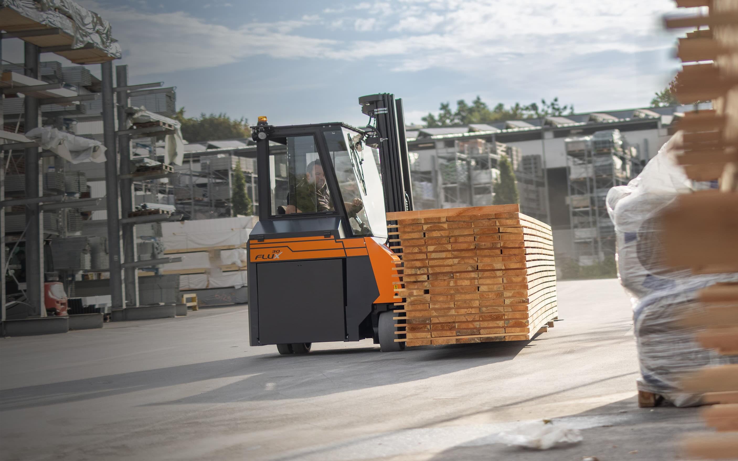 HUBTEX FLUX meerwegheftruck voor transport van bouwmaterialen op bouwmaterialenhandel