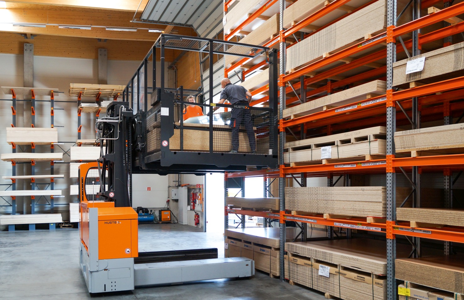HUBTEX MQ orderpicker in hoog magazijn met houten panelen