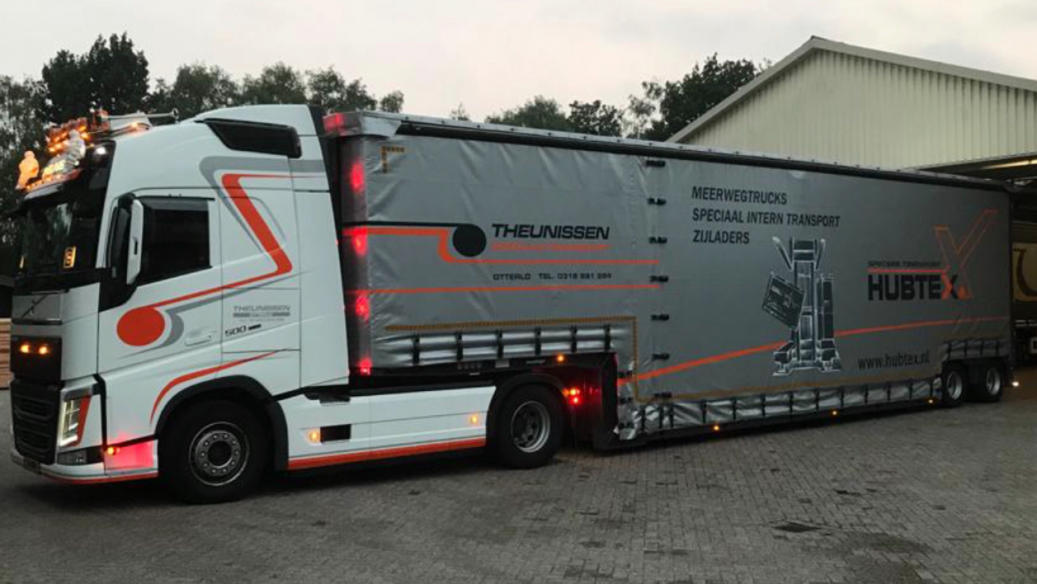 Volvo met dieplader