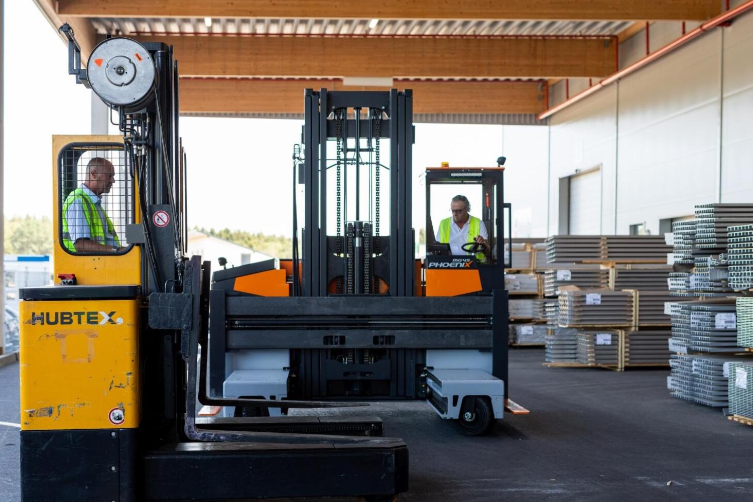 HUBTEX PHOENIX meerwegheftruck naast heftruck bij opslag van metalen profielen