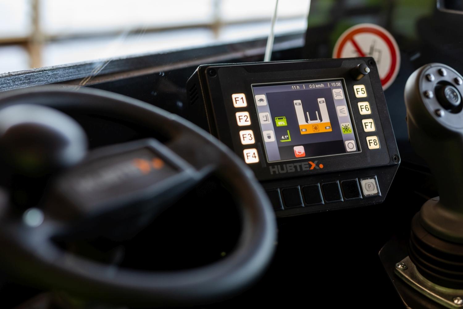 Bedieningsdisplay en joystick in cabine van HUBTEX PHOENIX meerwegheftruck