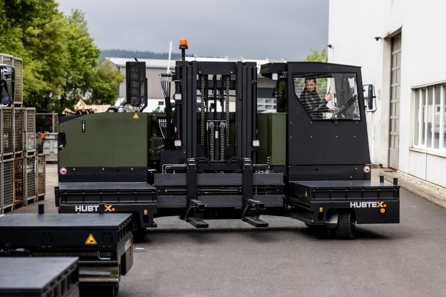 HUBTEX militair voertuig met hefmast en bestuurder voor precisietransport