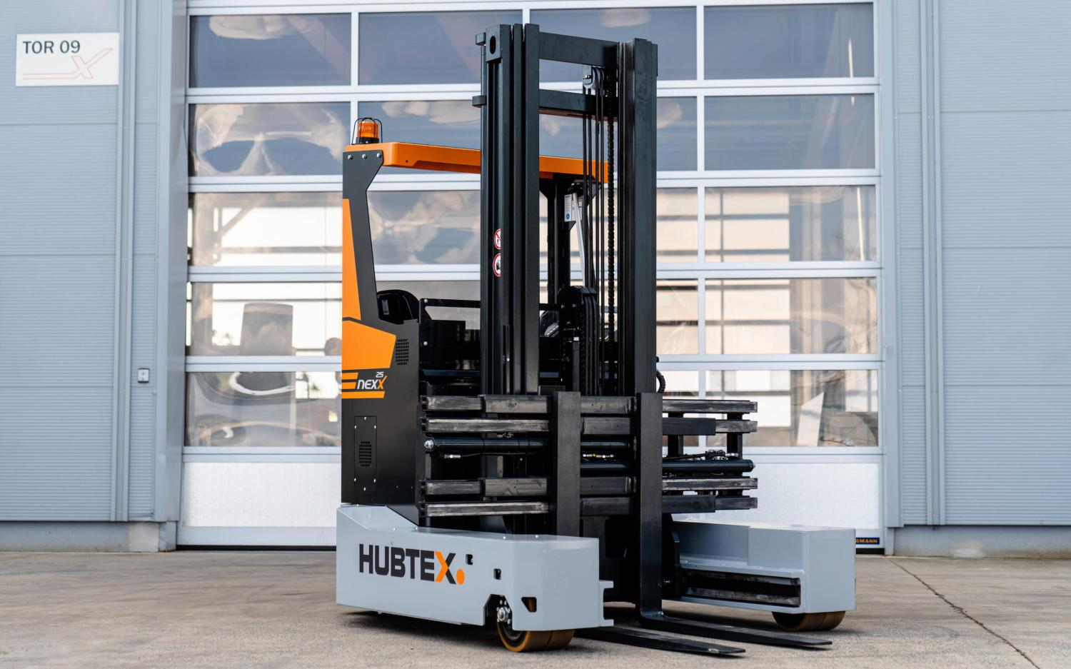 HUBTEX NexX 25 elektrische meerweg-reachtruck voor intern transport van lange en brede ladingen