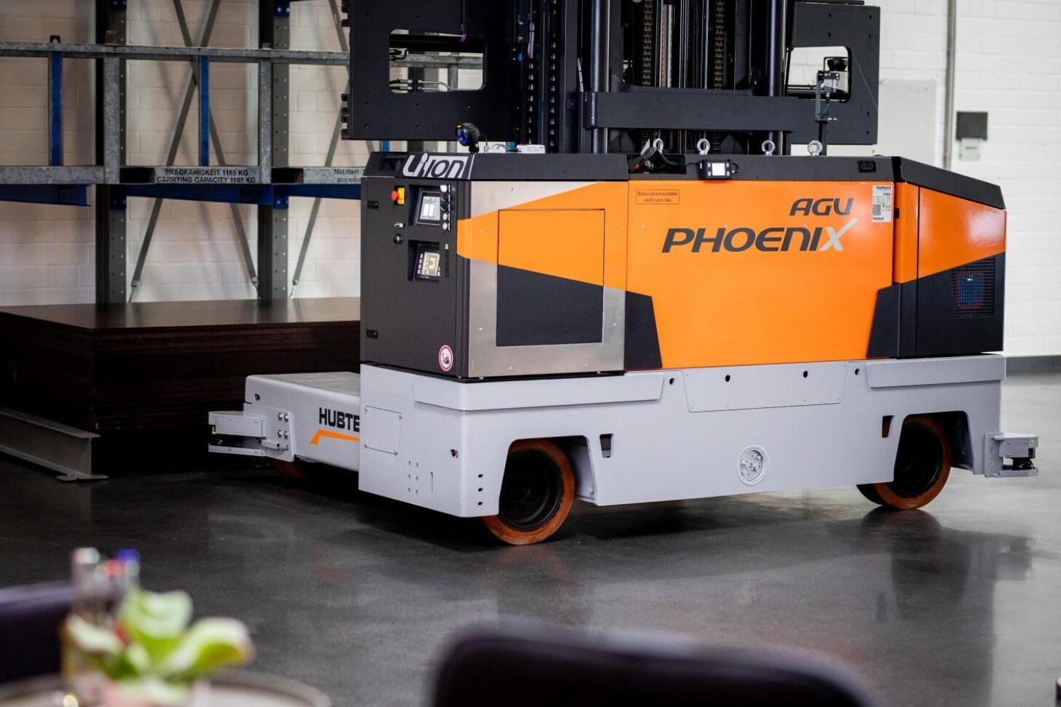 HUBTEX PHOENIX AGV automatische meerwegheftruck voor intern transport in magazijn