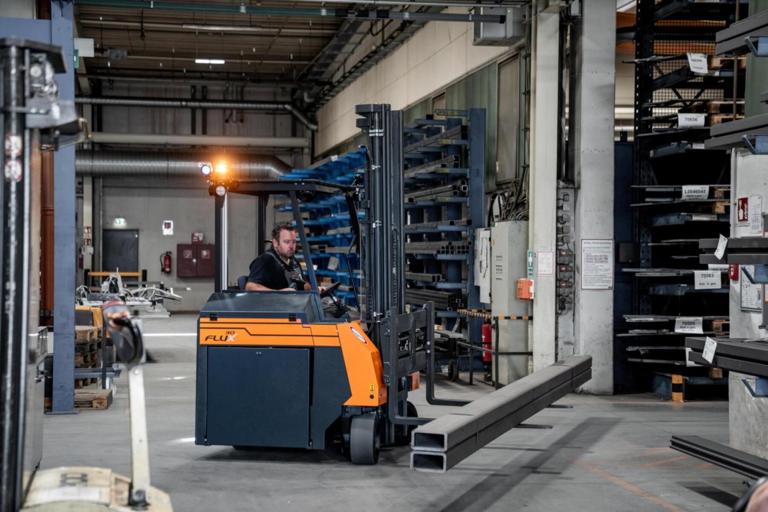 HUBTEX FLUX 30 meerwegheftruck transporteert lange stalen profielen in productiehal