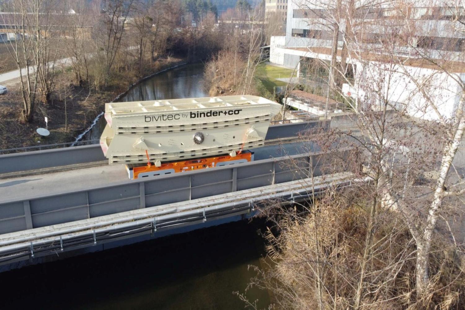 HUBTEX SFX platformwagen transporteert zware industriële machine over brug