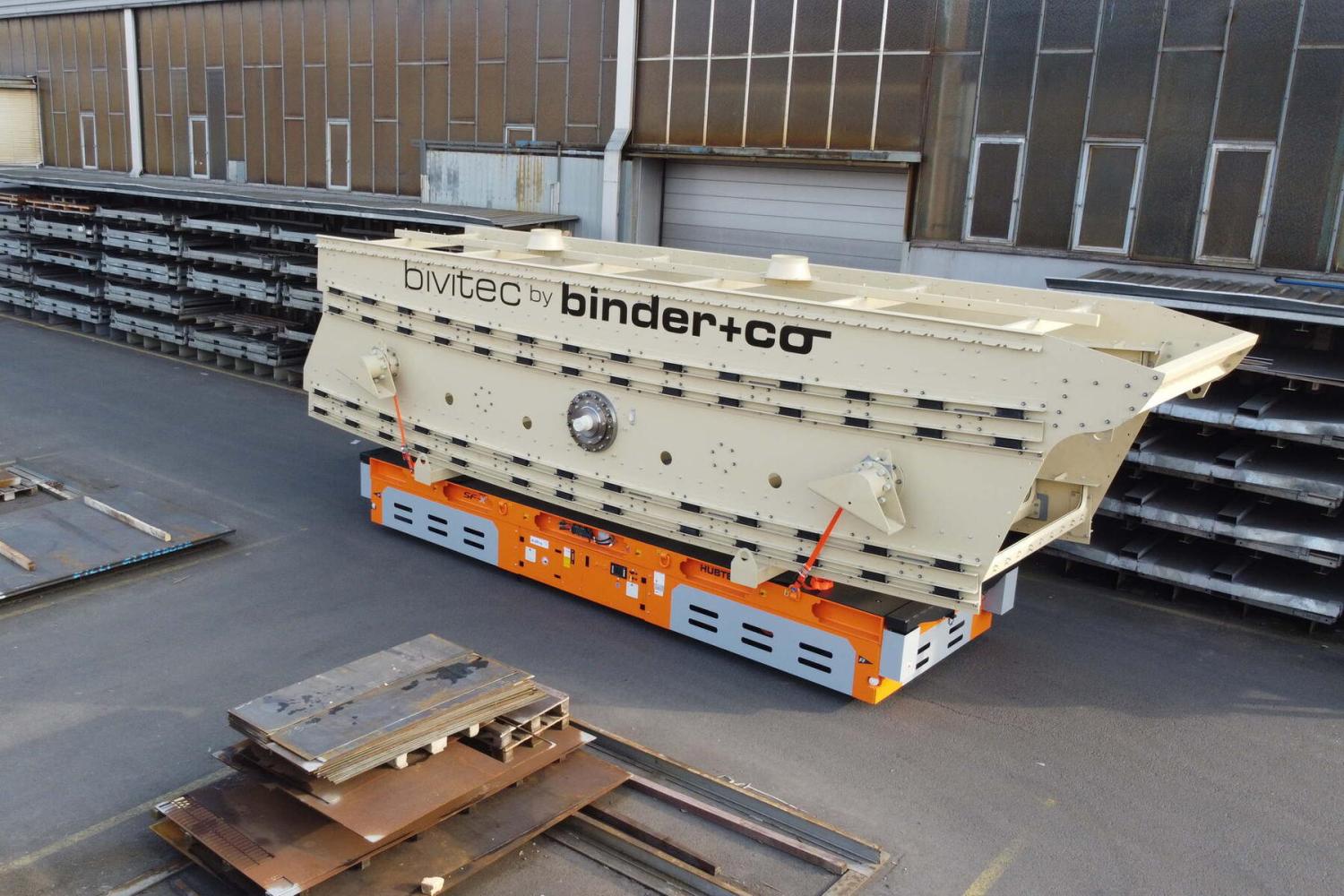 HUBTEX SFX platformwagen met grote BIVITEC machine in industriële buitenomgeving