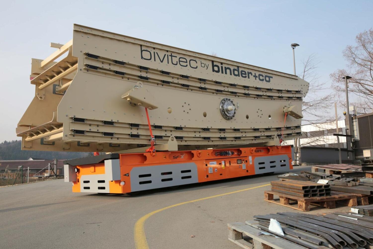 HUBTEX SFX platformwagen met zware industriële lading op fabrieksterrein
