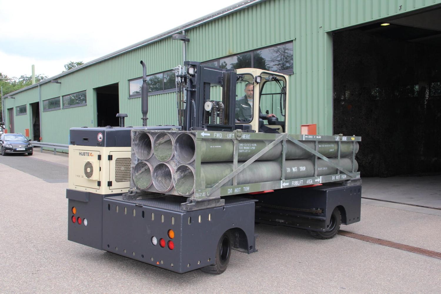 HUBTEX hybride meerwegestapler voor militair gebruik in logistieke omgeving