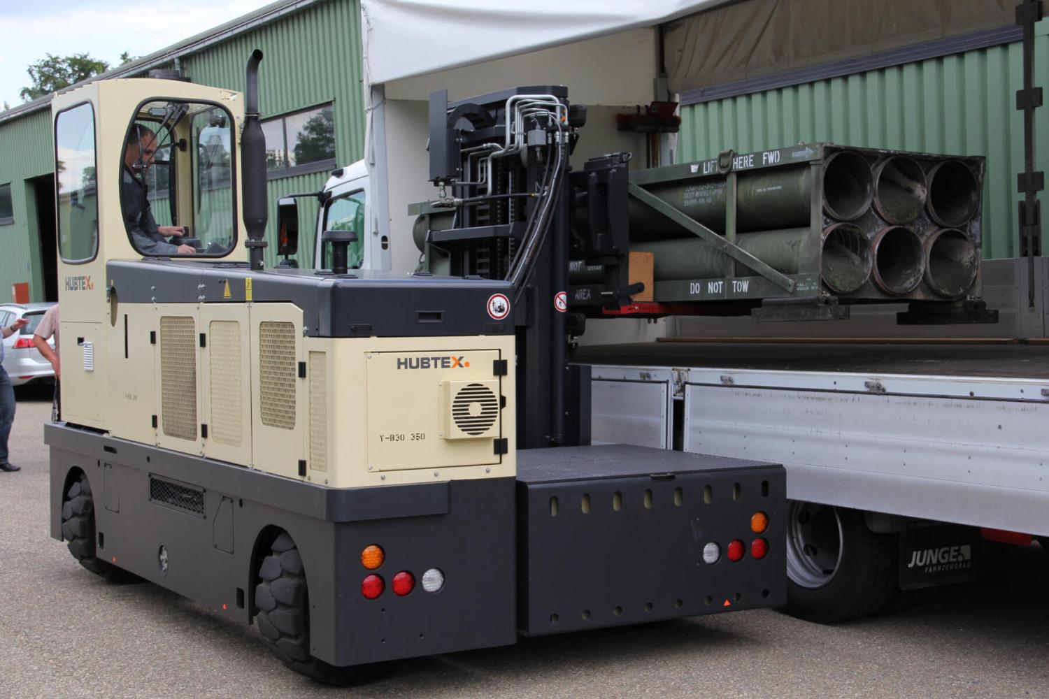 HUBTEX hybride militair voertuig met hefmast en cabine in gebruik