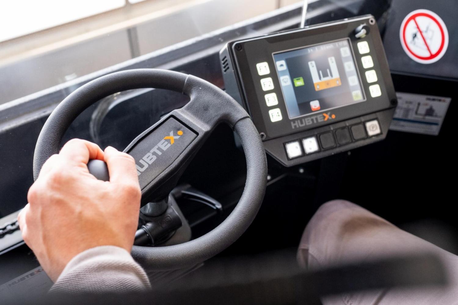 Besturing en display van HUBTEX meerwegheftruck in cabine van industriële heftruck