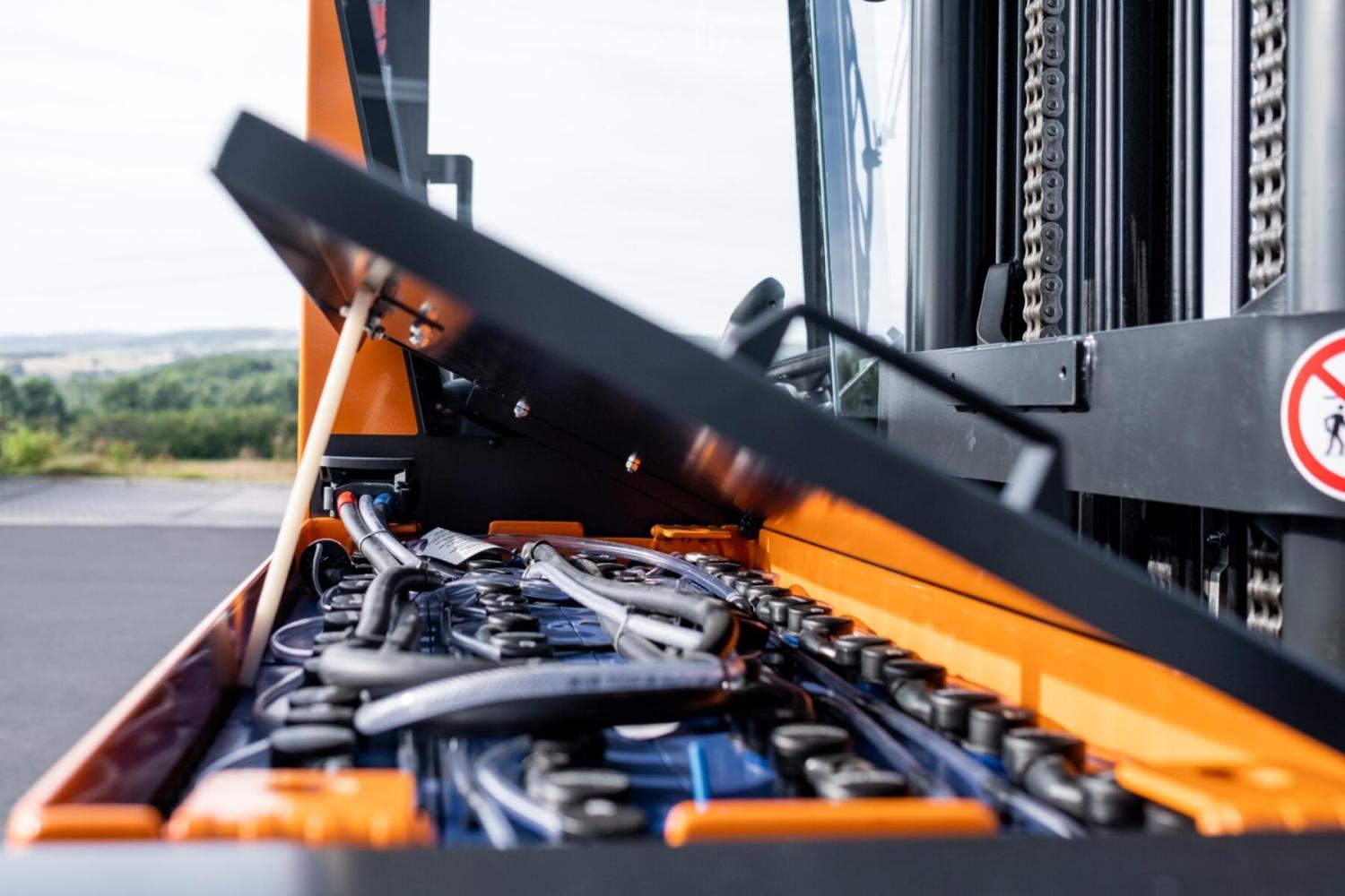 Batterijcompartiment van elektrische HUBTEX MAXX meerwegheftruck met open serviceklep