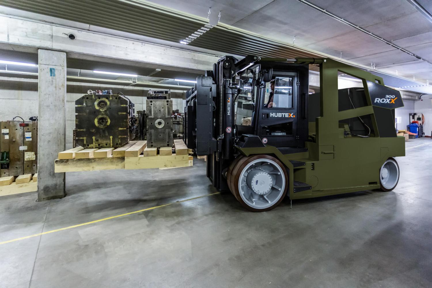HUBTEX ROXX zwaartransportstapler verplaatst zware industriële componenten