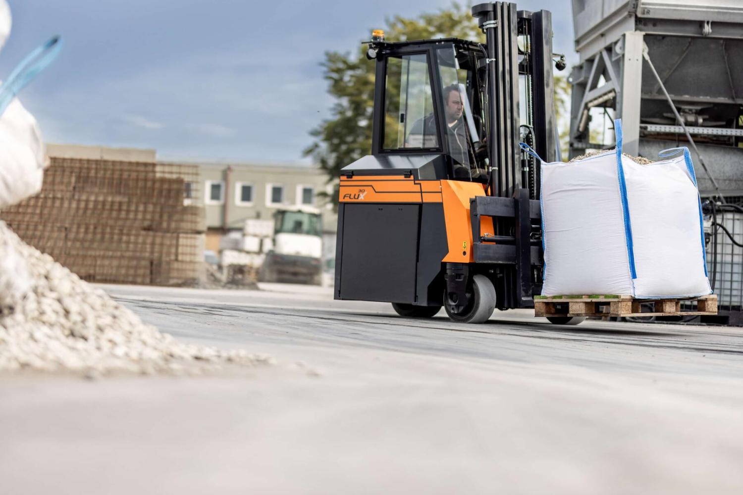 HUBTEX FLUX 30 elektrische meerwegheftruck transporteert big bag op pallet op industrieterrein