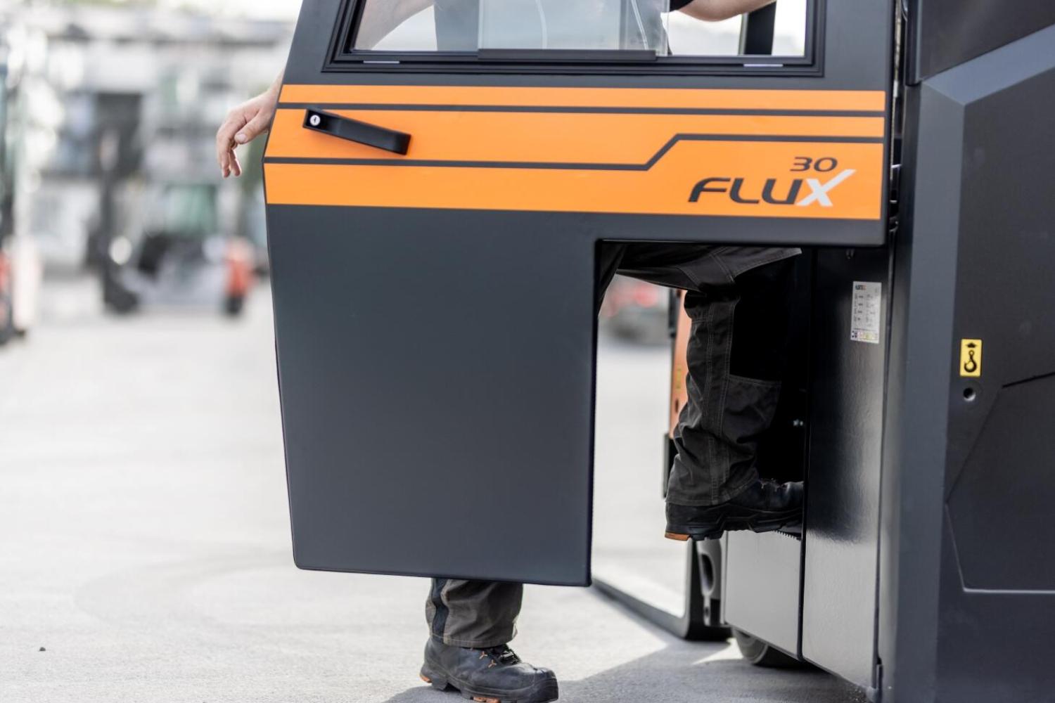 Instapdeur van HUBTEX FLUX 30 meerwegheftruck met operator die cabine betreedt