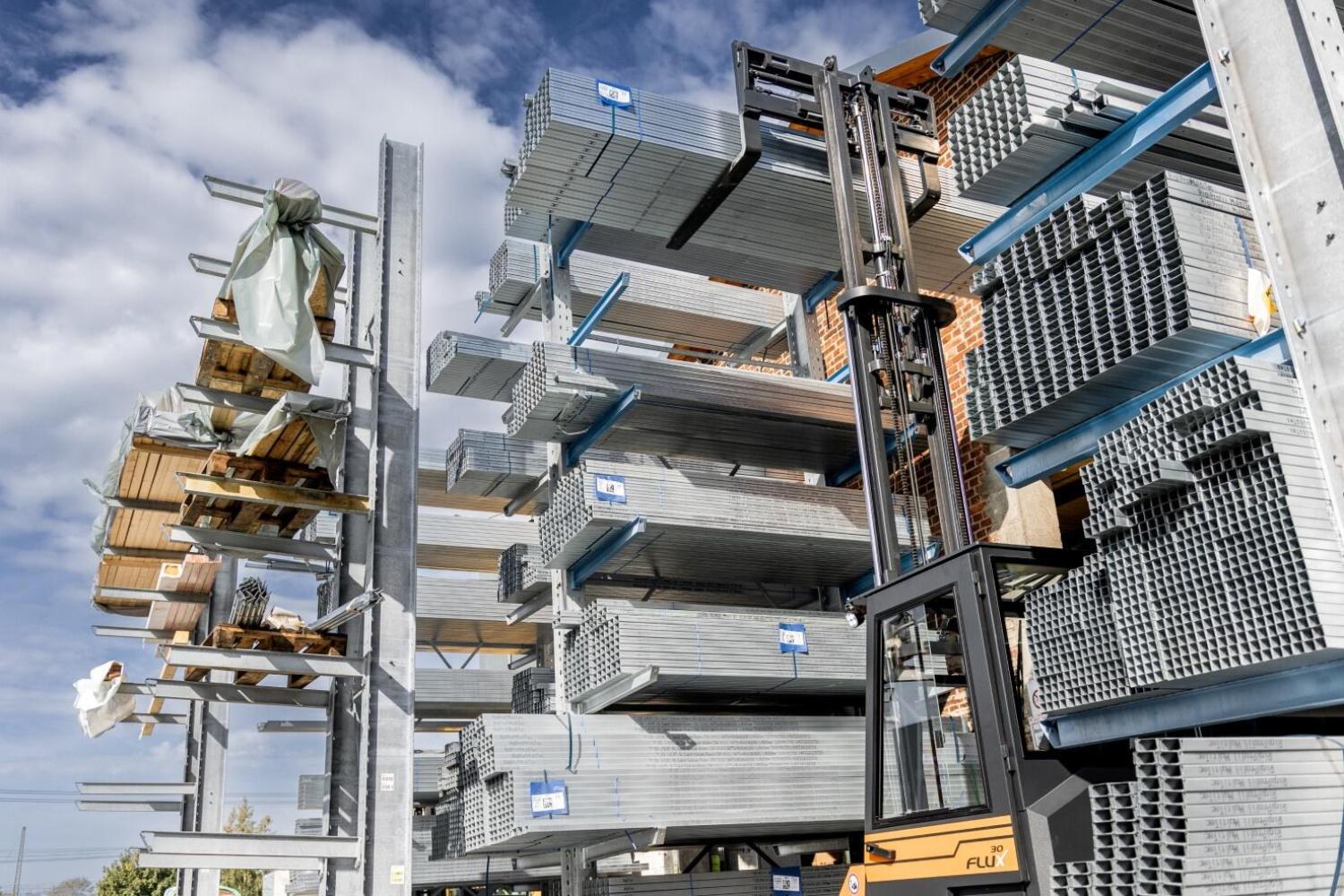 HUBTEX FLUX 30 meerwegheftruck stapelt lange metalen profielen in buitenstelling