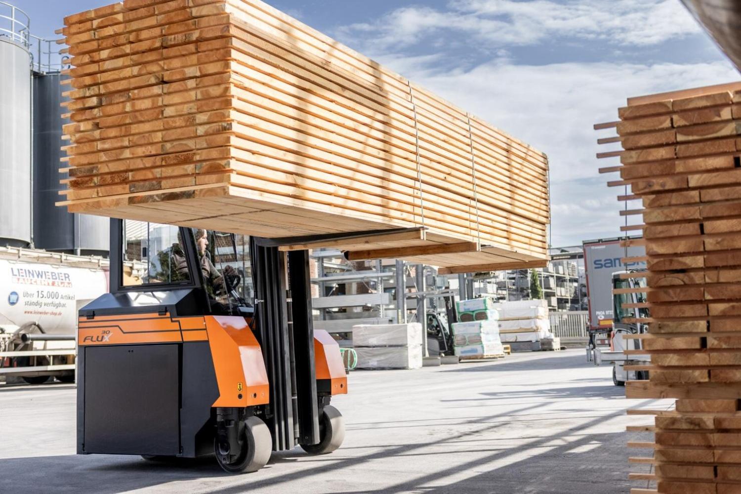 HUBTEX FLUX 30 transporteert lange houten balken op industrieterrein
