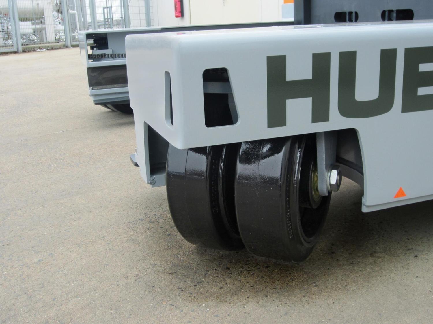 Detail van wielonderstel van HUBTEX DS27 meerwegheftruck met dubbele wielen