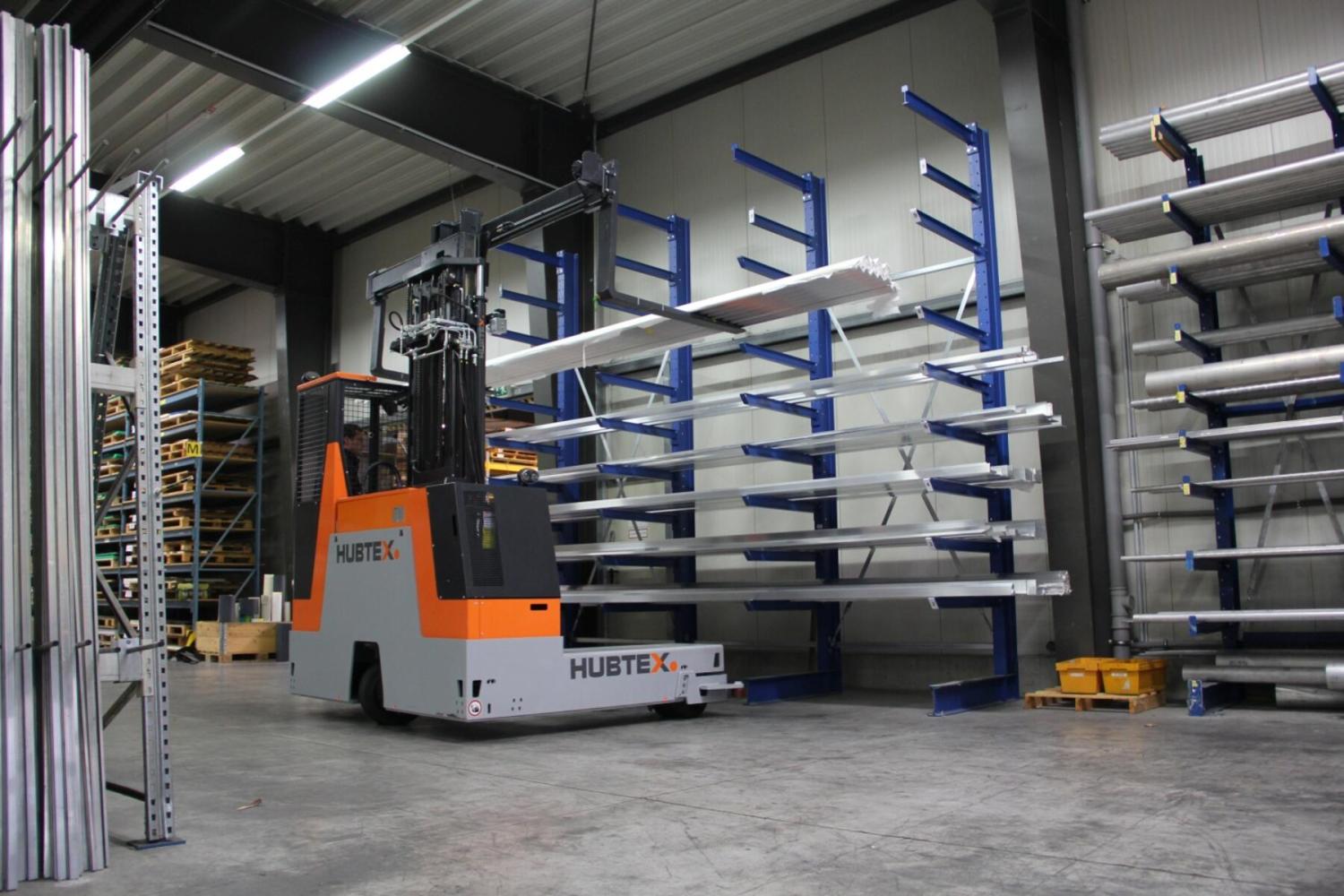 HUBTEX DS27 meerwegheftruck bij opslag van buizen en profielen in magazijn