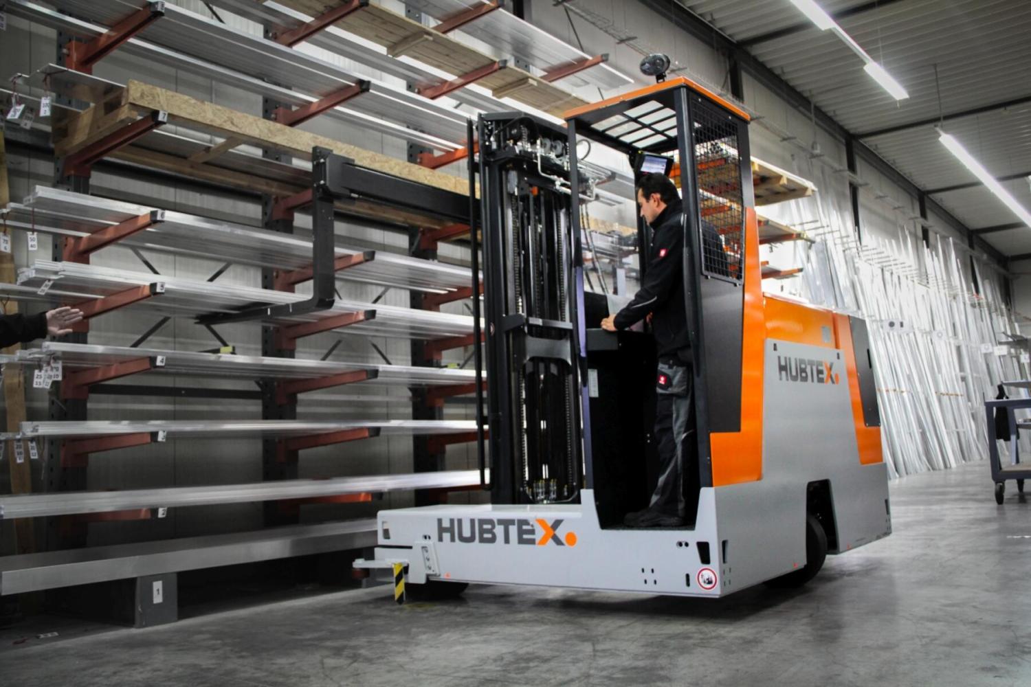HUBTEX DS27 meerwegheftruck transporteert lange aluminium profielen in stellingen