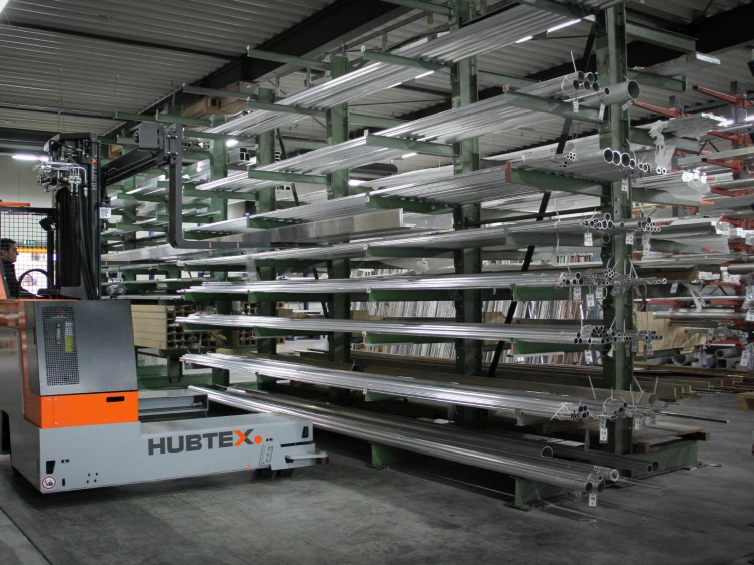 HUBTEX DS27 meerwegheftruck bij opslag van lange aluminium profielen