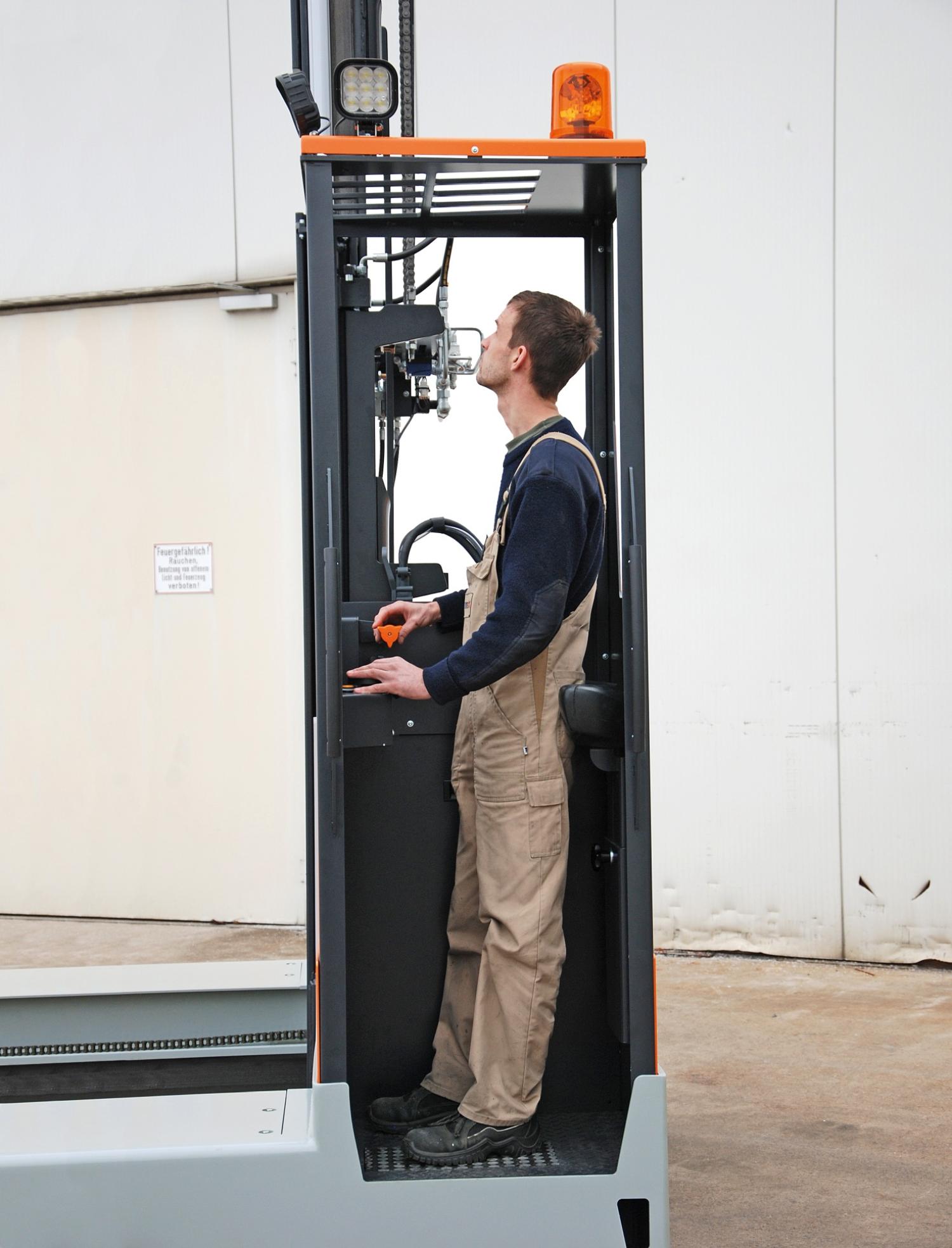 Staande bestuurderscabine van HUBTEX DS27 meerwegheftruck met ergonomische bediening