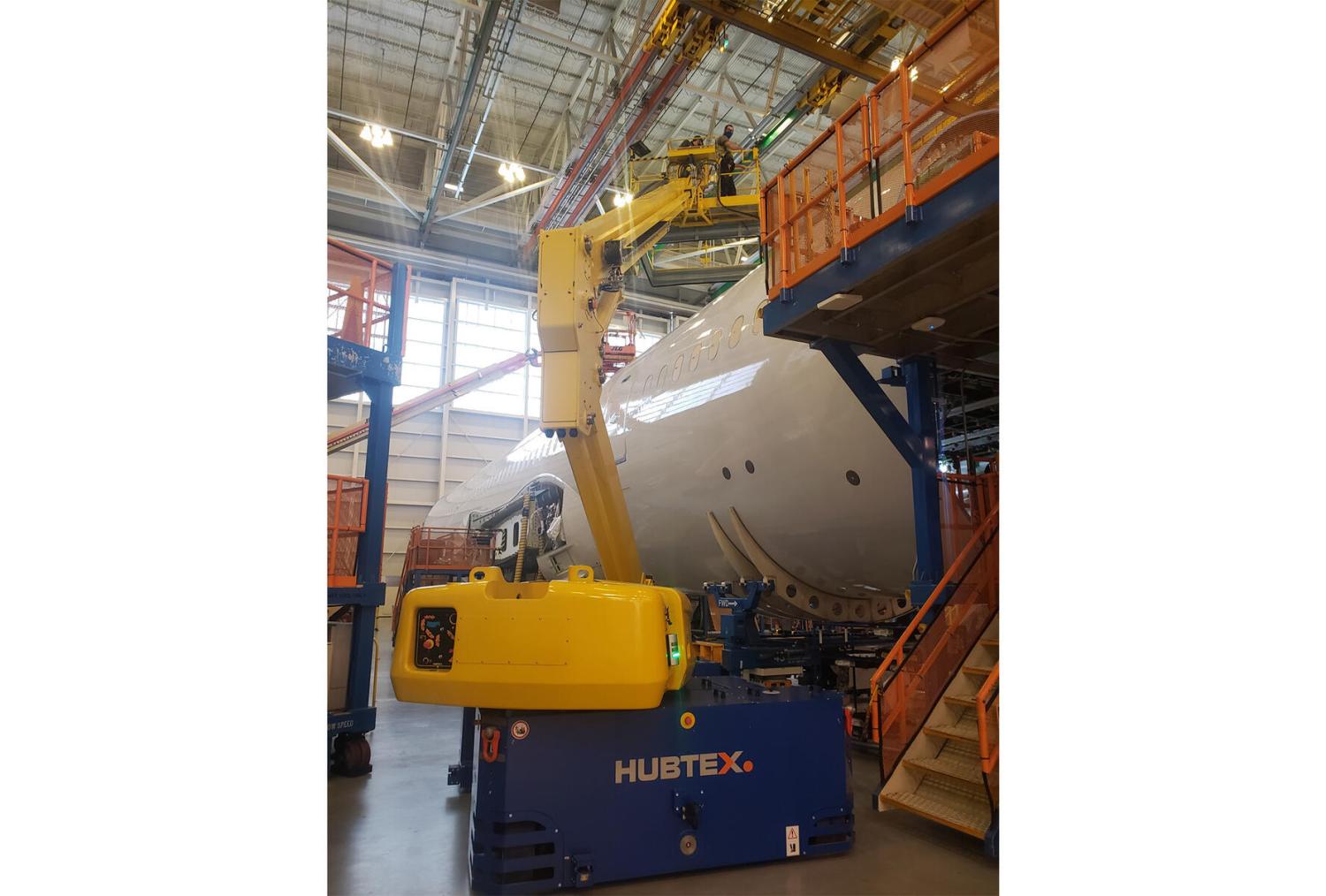 HUBTEX platformlift ondersteunt onderhoud aan vliegtuigromp in hangar