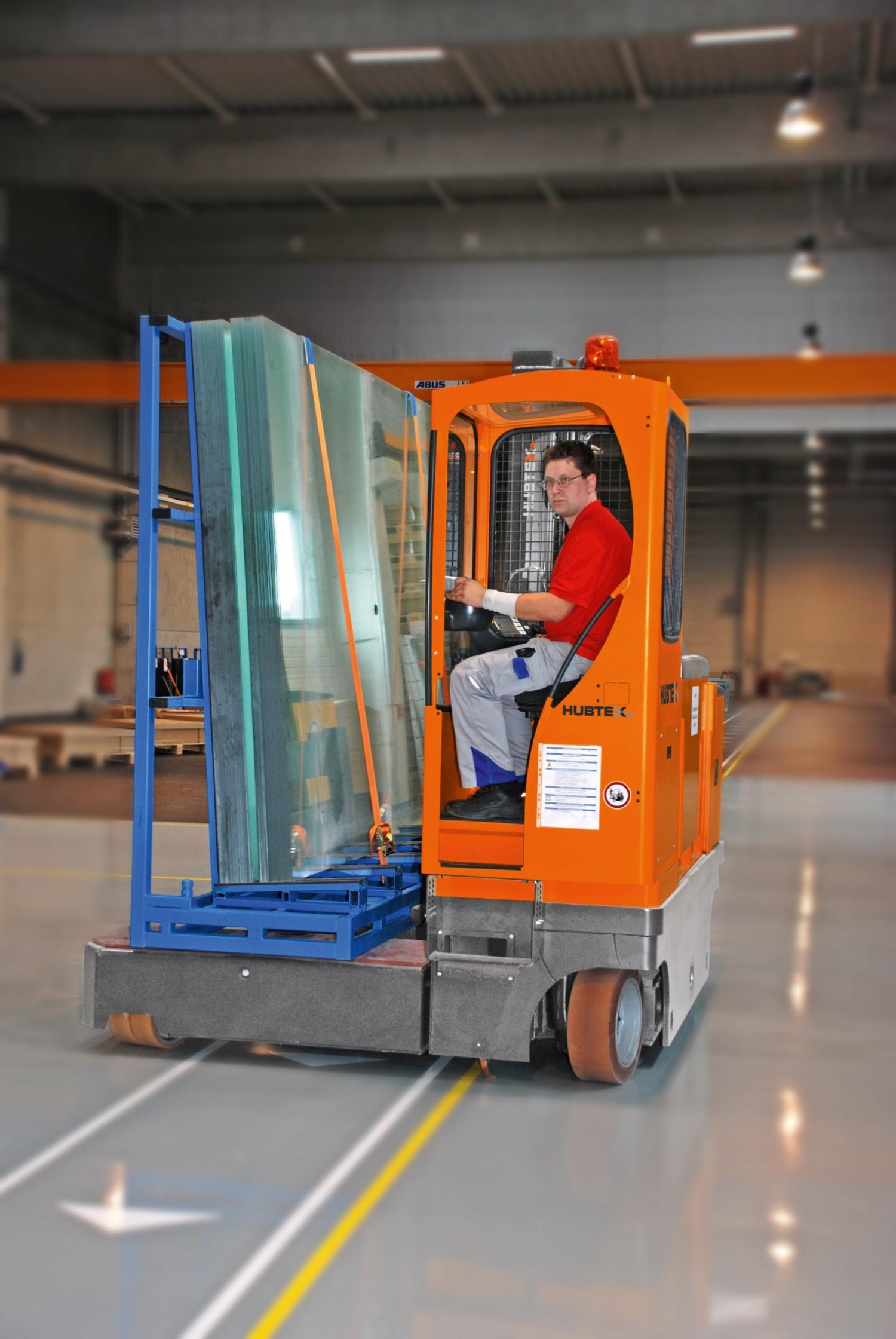 HUBTEX meerwegestapler transporteert glasplaten in industriële hal