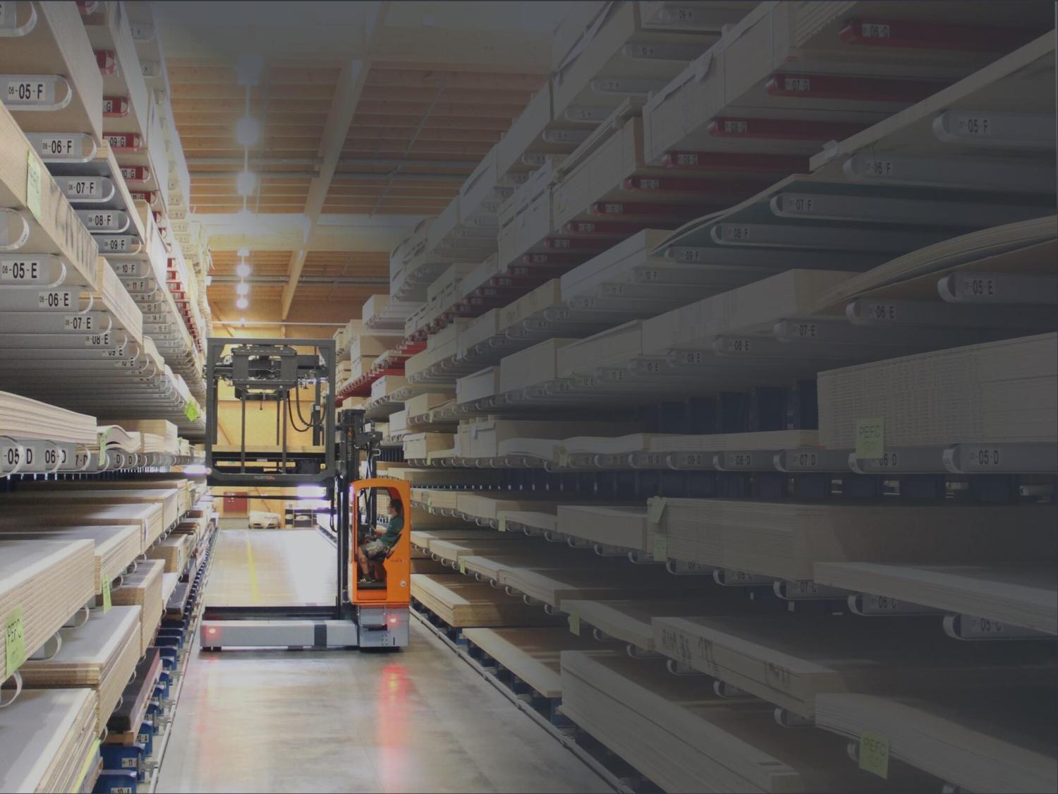 HUBTEX orderpicker met vacuümhefsysteem voor het picken van plaatmateriaal in magazijn
