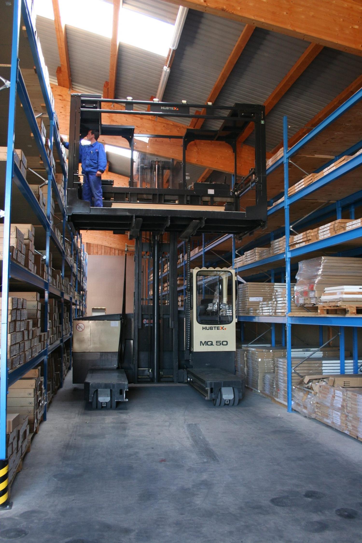 HUBTEX orderpicker met platform voor houtverwerking in magazijn