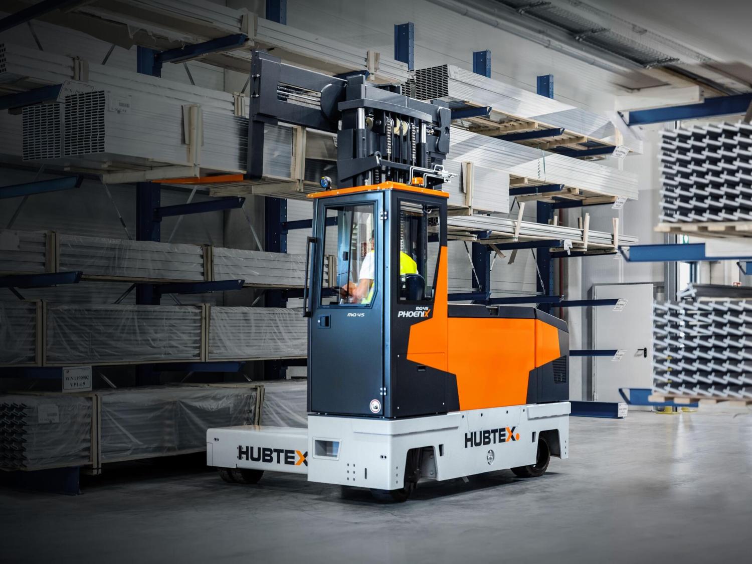 HUBTEX PHOENIX MQ45 meerwegheftruck in stellinggang met lange aluminium profielen