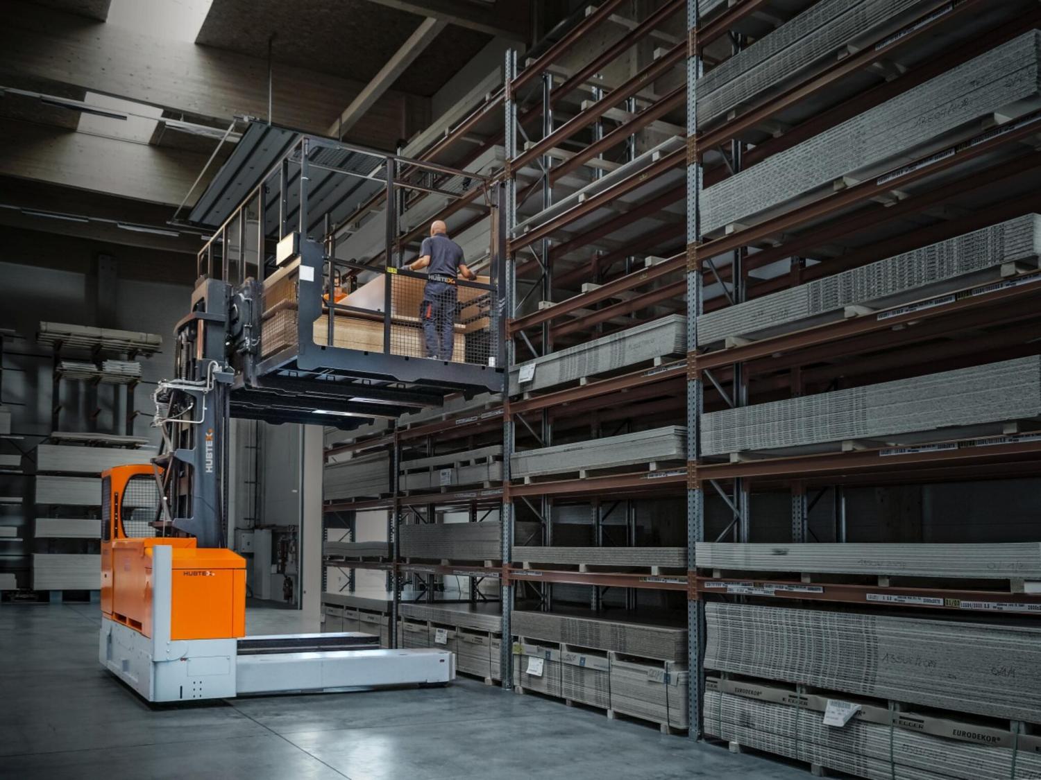 HUBTEX elektrische meerweg zijlader met orderpickplatform in magazijn met lange goederen