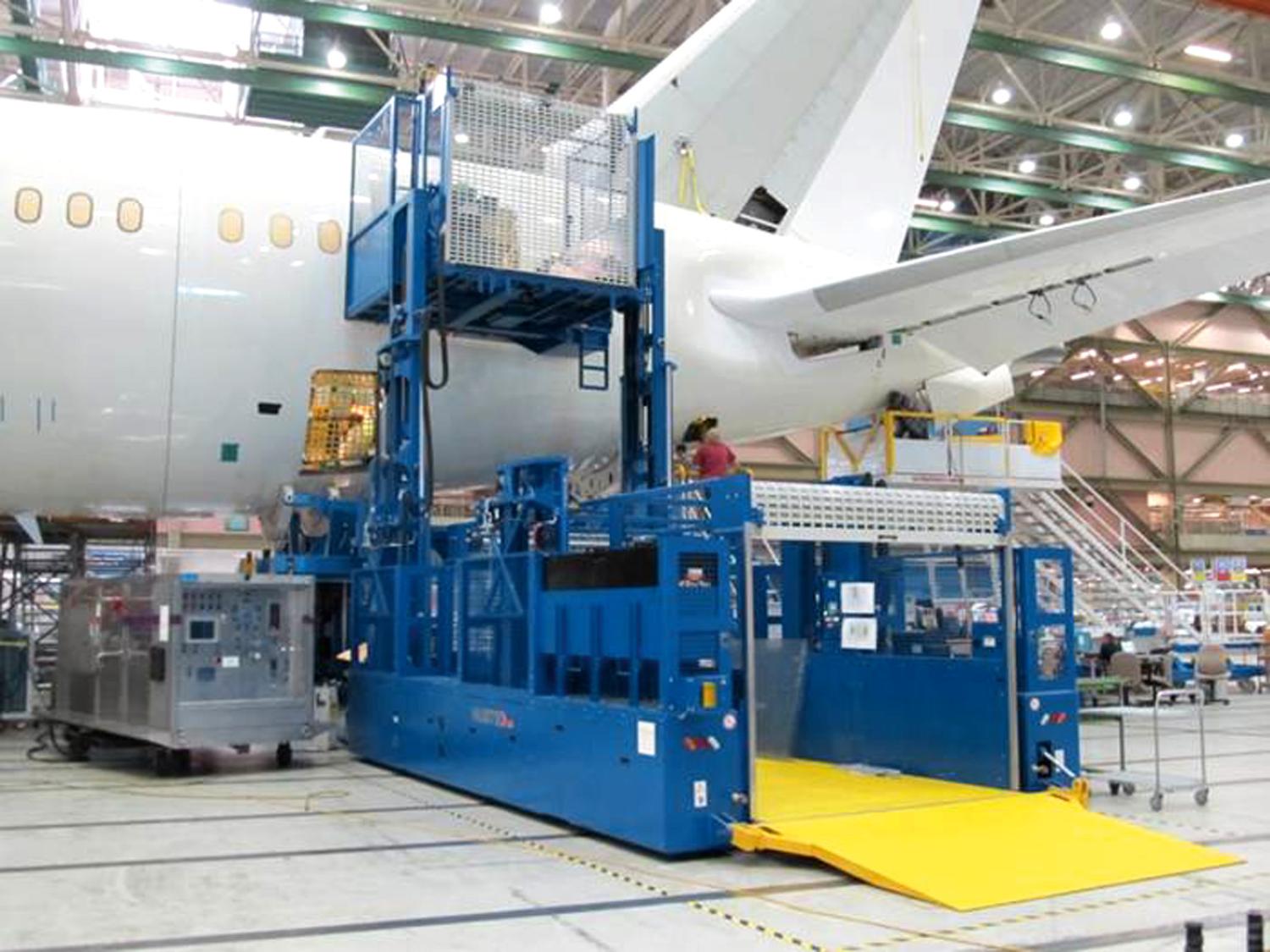 HUBTEX werkplatform bij assemblage van vliegtuigromp