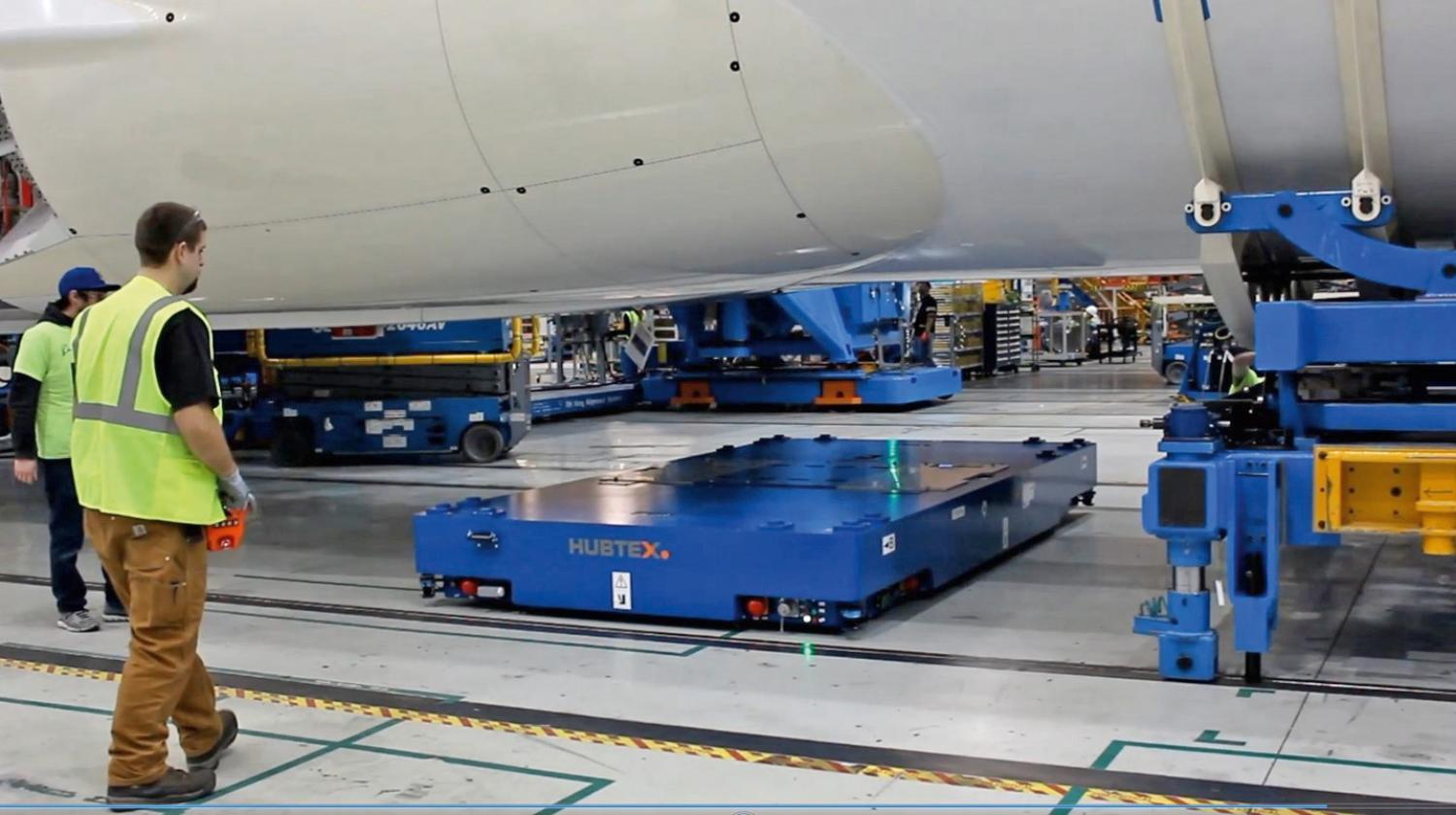 Automatisch HUBTEX transportplatform onder vliegtuig in fabriek