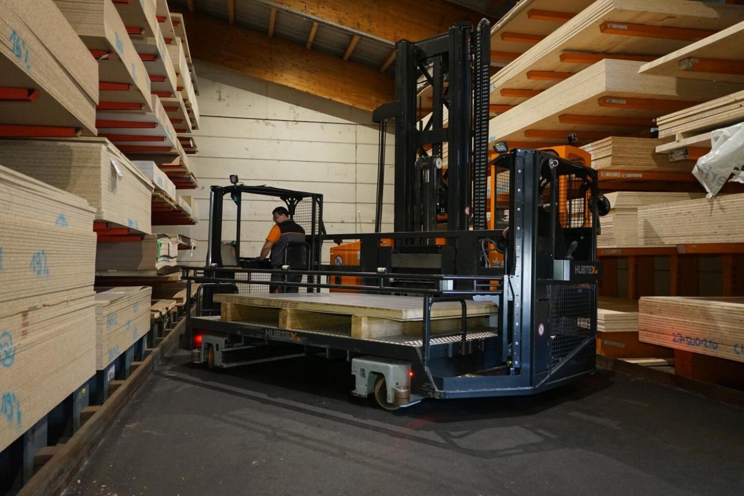 HUBTEX meerwegheftruck met afneembaar orderpickplatform voor flexibel magazijngebruik