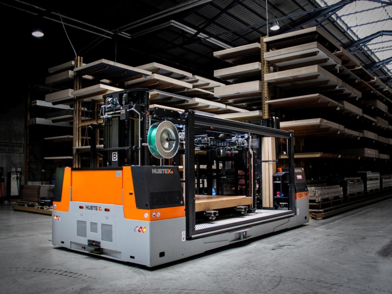 HUBTEX EZK orderpicker in houtmagazijn voor efficiënt picken van houten platen