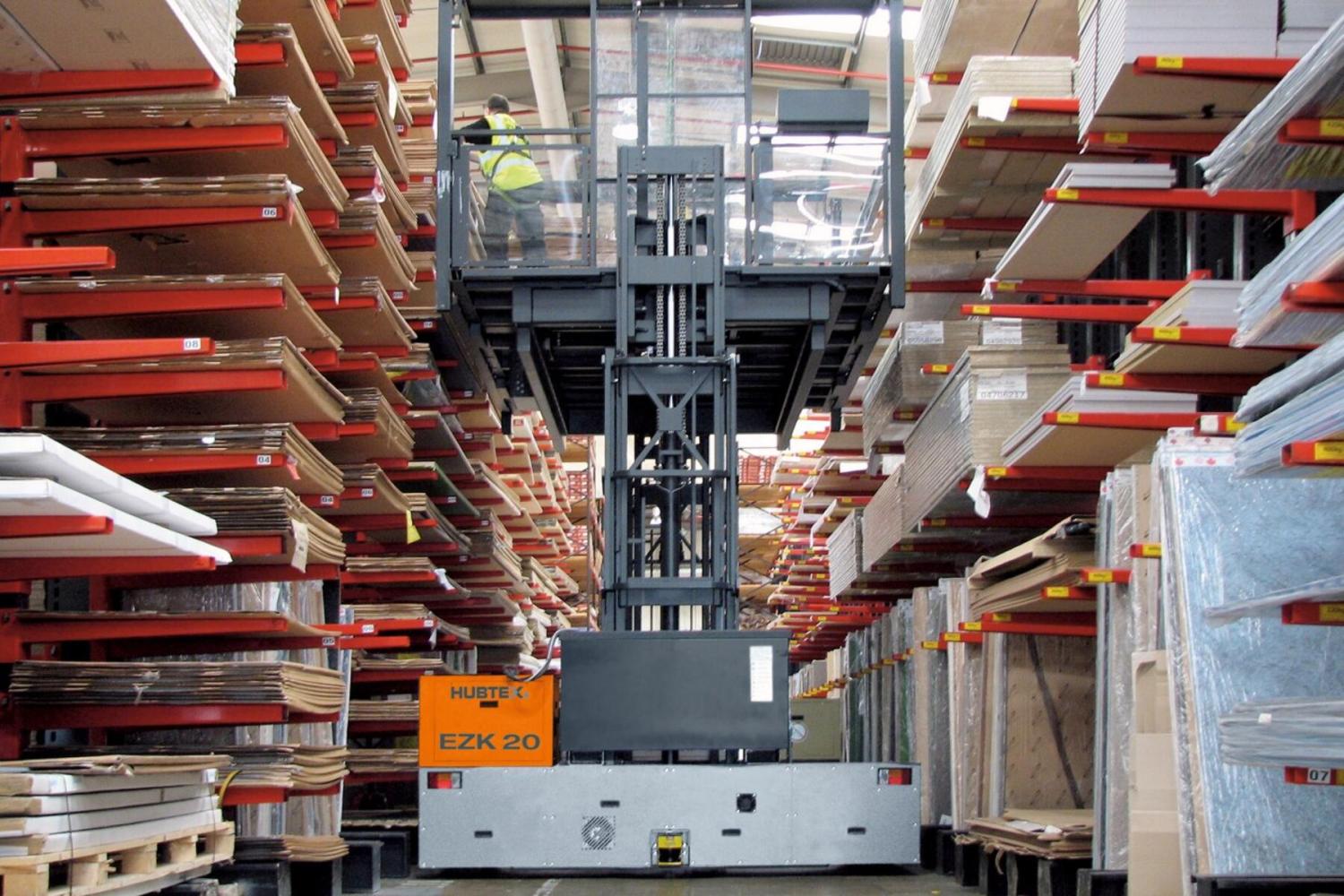 HUBTEX orderpicker met dubbele mast voor orderpicken van houtplaten in stellingen
