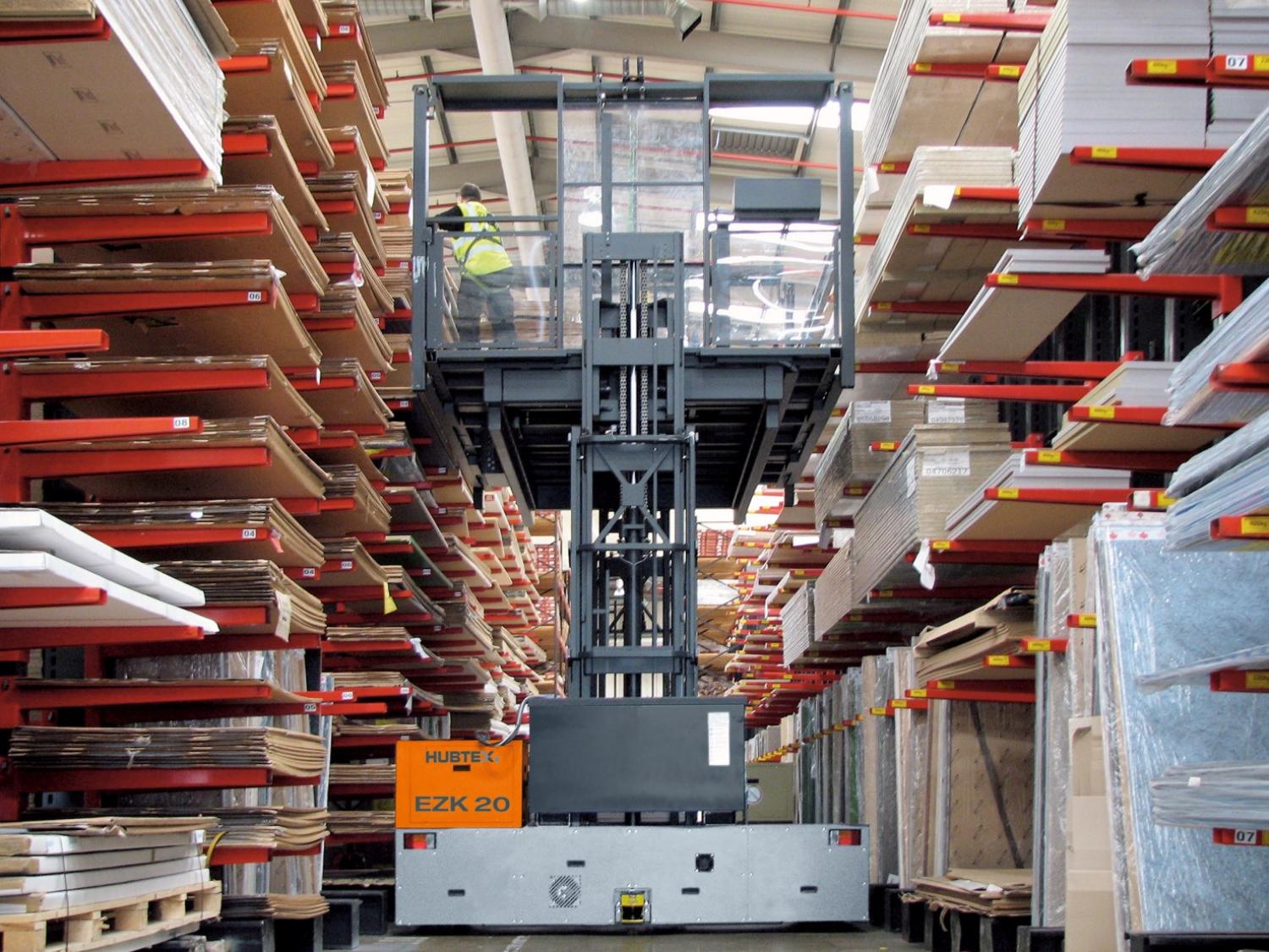 HUBTEX orderpicker met hefmast in gangpad tussen houten platen