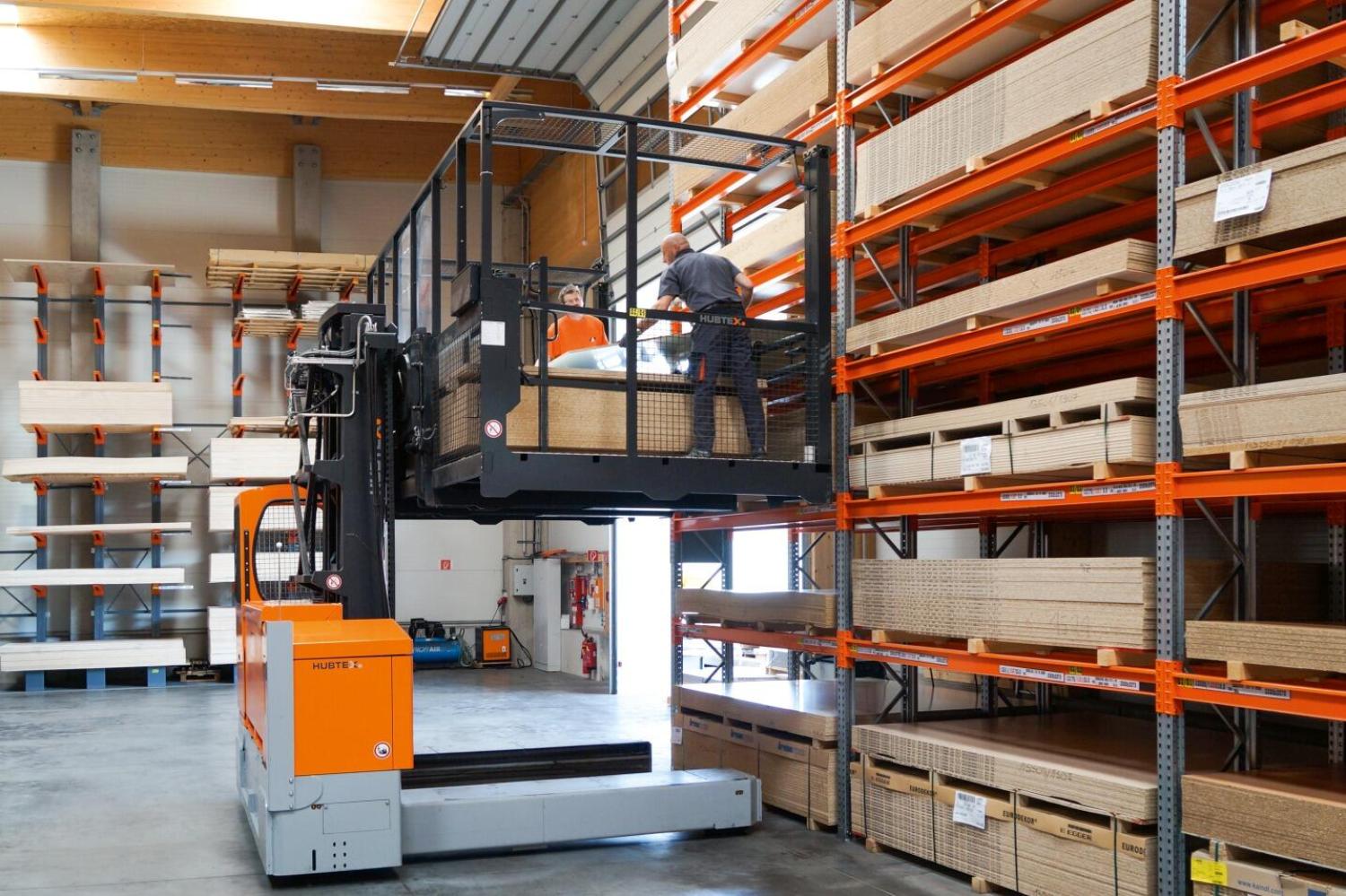 HUBTEX orderpicker voor houtbranche met handling van houten platen in magazijn
