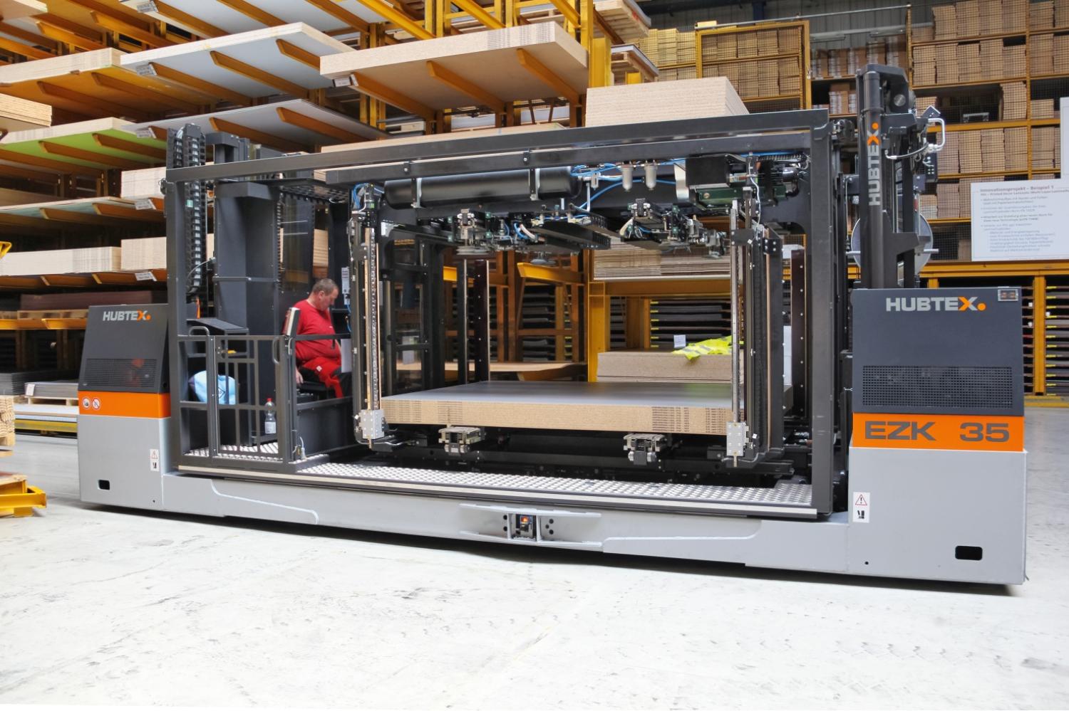 Vacuümzuignap systeem van HUBTEX voor handling van houten platen