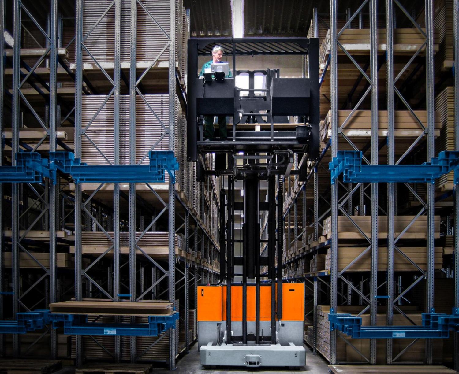 HUBTEX transportoplossing met orderpickplatform voor handling van houtplaten in stellingen