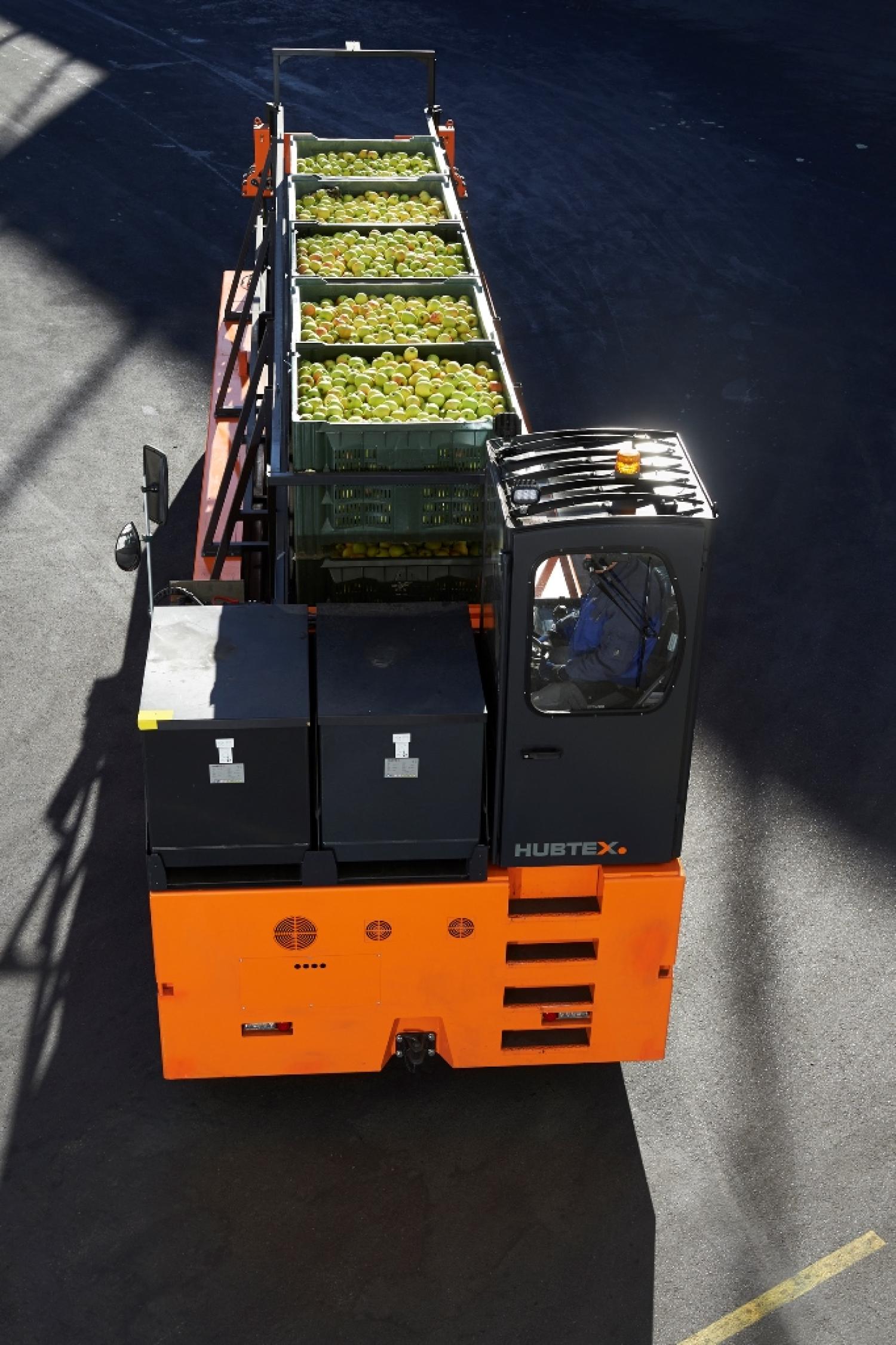 Bovenaanzicht HUBTEX transporter met gevulde appelkisten voor logistiek transport