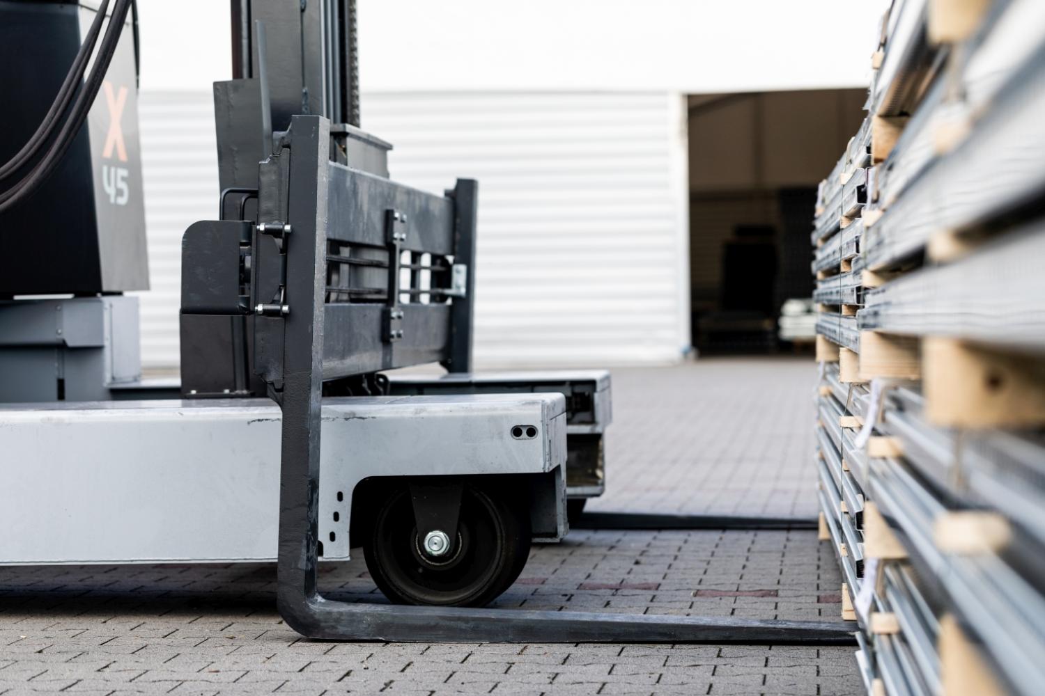 HUBTEX MAXX 45 meerweg zijlader transporteert lange metalen profielen op pallets