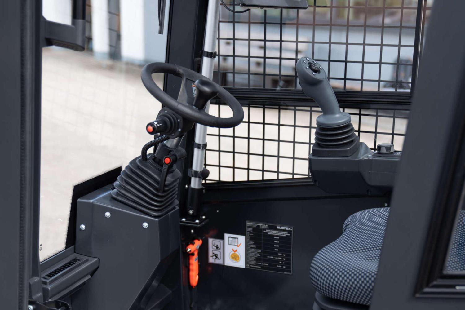 Bedieningsconsole met stuur en joystick in cabine van HUBTEX MSL meerwegheftruck
