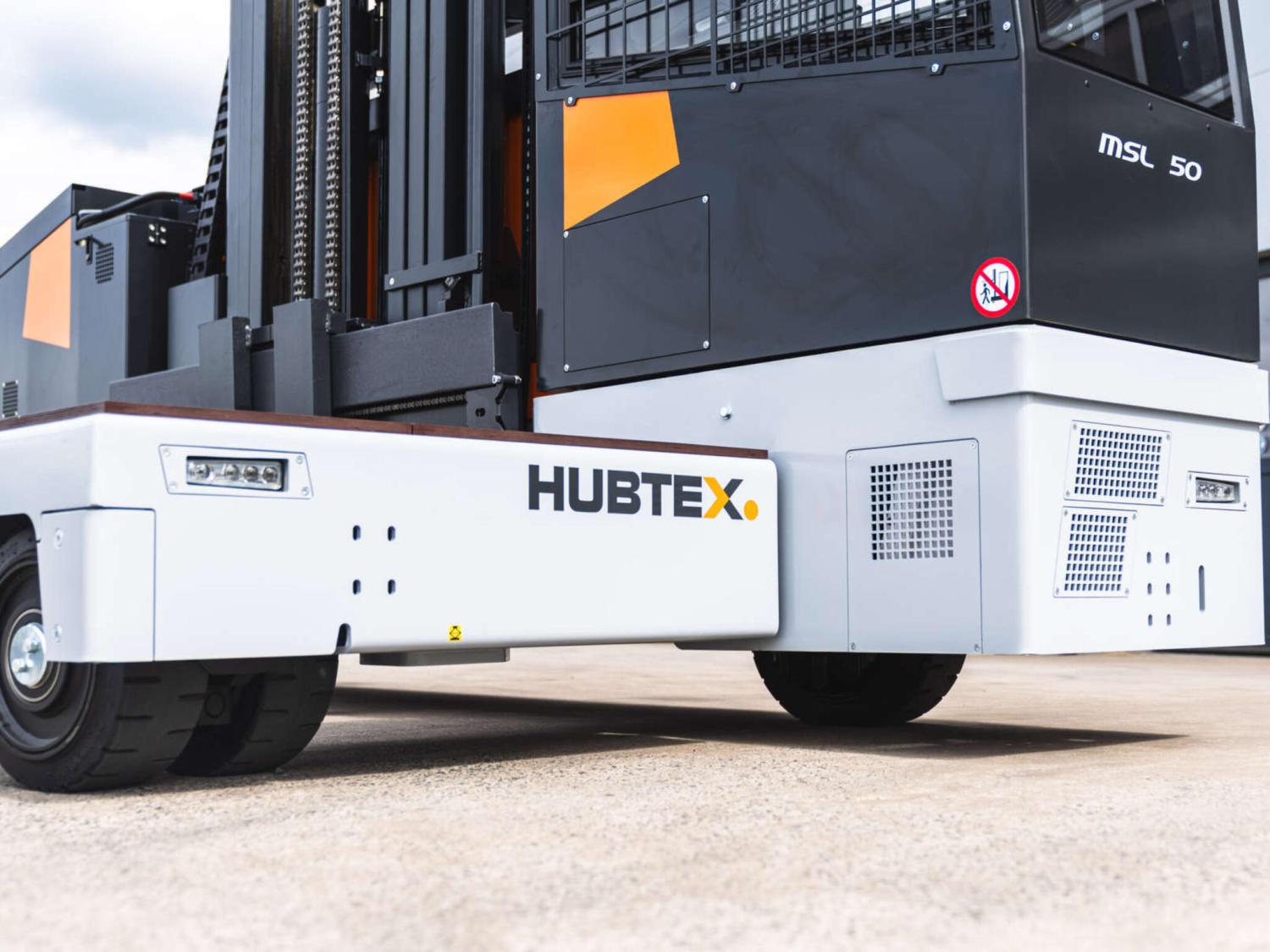HUBTEX MSL 50 meerwegheftruck op buitenterrein bij bedrijfspand