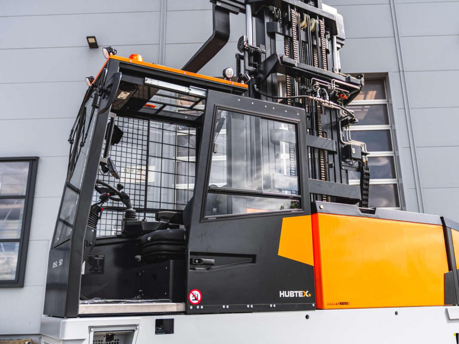 HUBTEX MSL 50 meerwegheftruck met hefmast en cabine buiten op industrieterrein