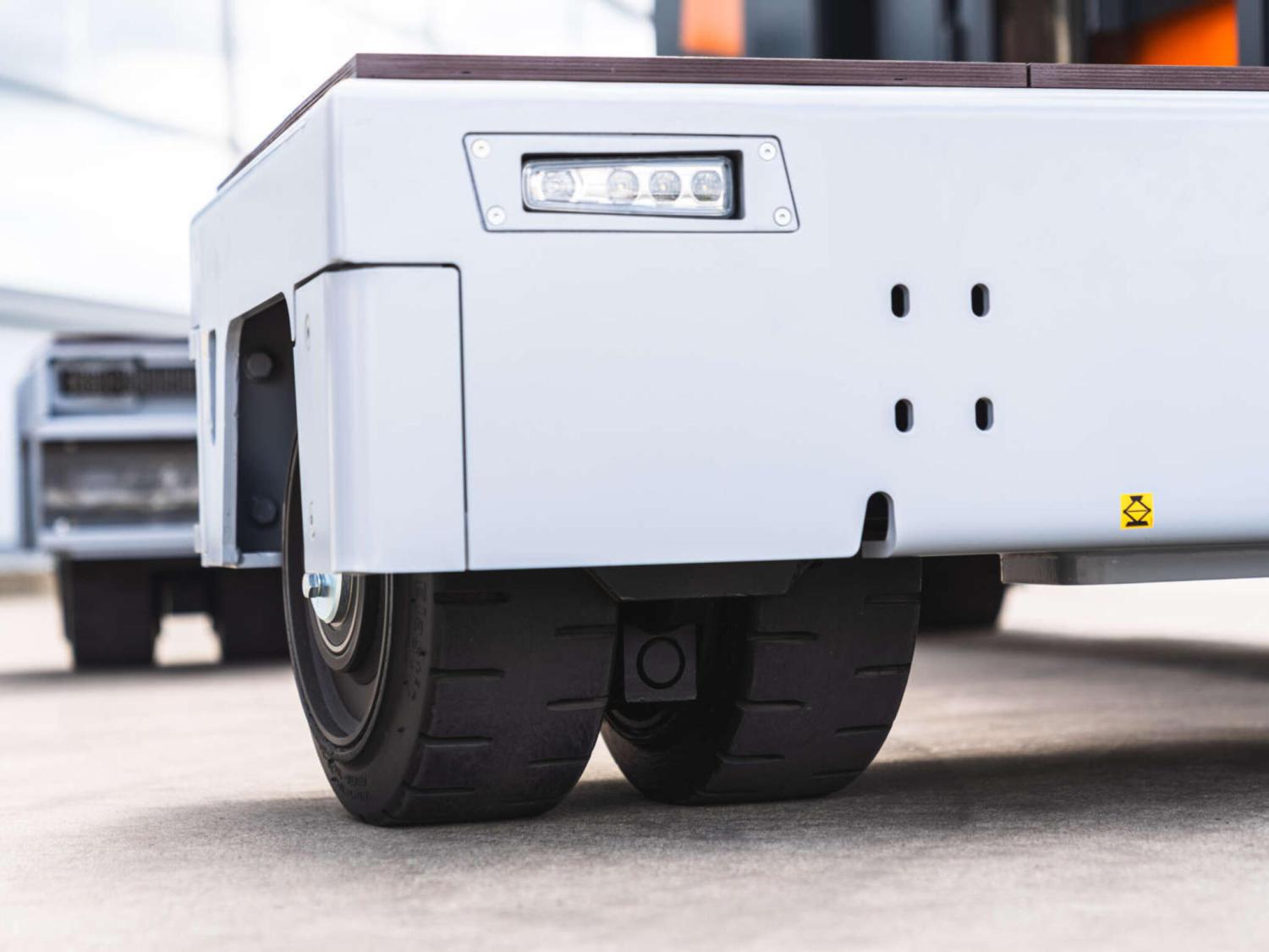 Detail van wiel en onderstel van HUBTEX MSL meerwegheftruck met robuuste banden